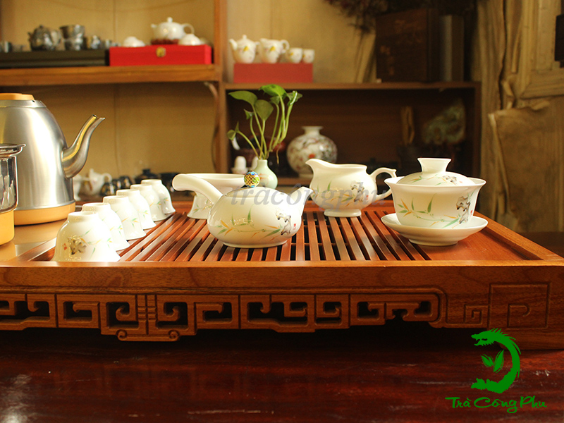 Bộ ấm chén bao gồm 1 ấm và 6 chén, 1 tống chuyên trà, 01 phễu lọc